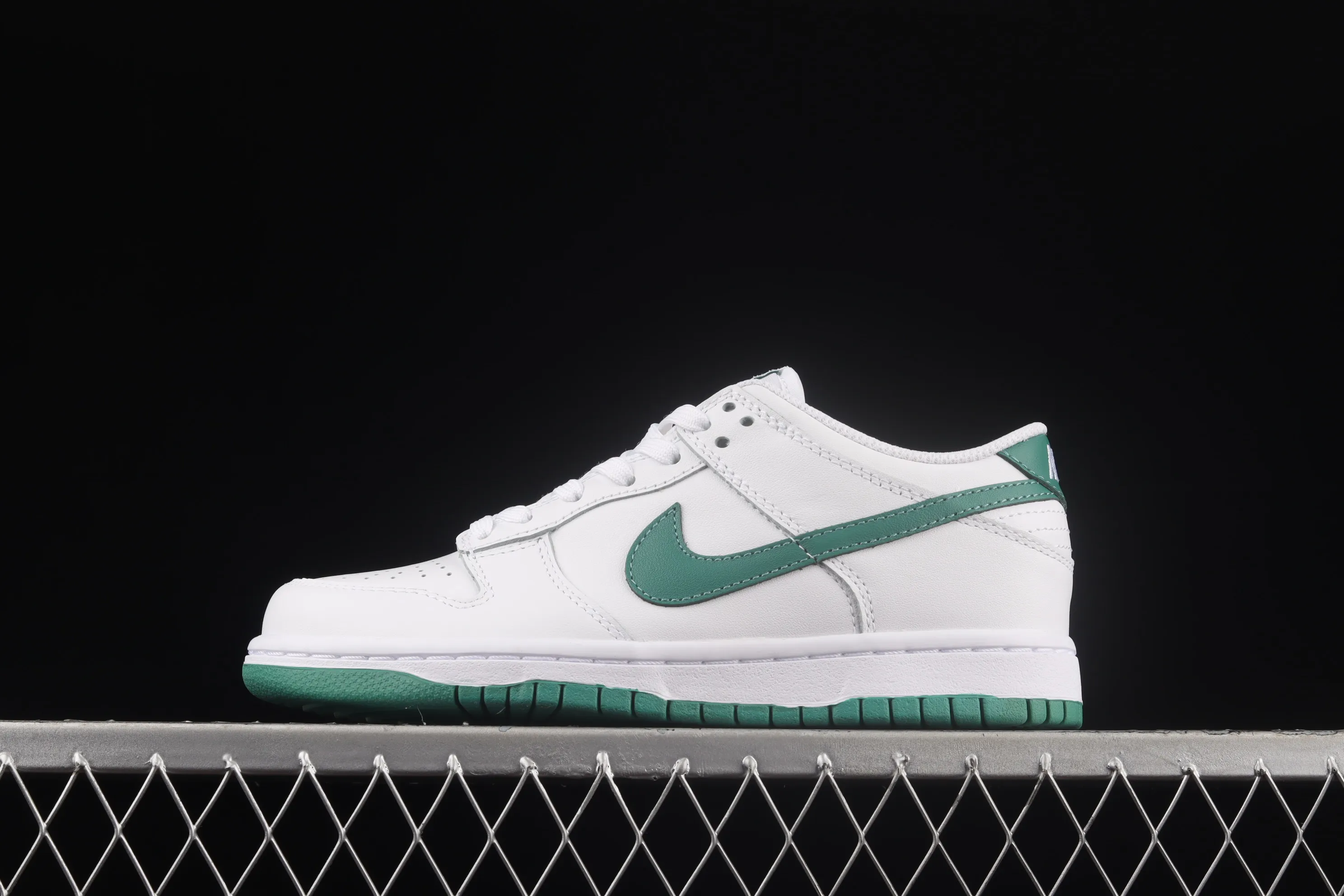 All Categories Nk SB Dunk Series Nk SB Dunk Low Low-top Sneakers C Version Nk SB Dunk Low White and Green Celtics SB Dunk Series Low-top Casual Sports Skateboard Shoes DD1503-112